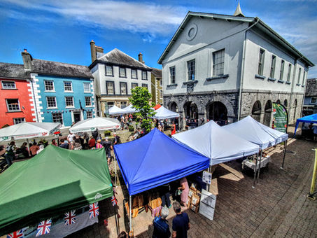 🌼🌈 Flowers, Food & Rainbows – Llandovery Gears Up for a Colourful Celebration this August! 🌈🌼
