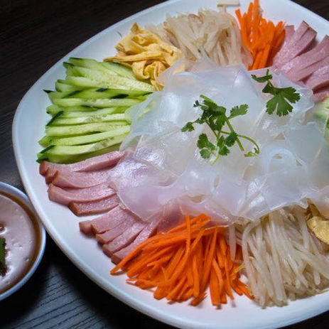 凉粉拼盘:爽口凉粉,搭配火腿、黄瓜、胡萝卜等