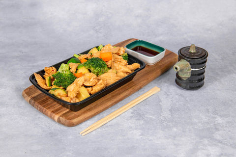 Chicken and vegetable stir-fry with soy sauce
