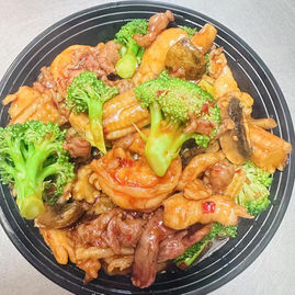 美味的西兰花牛肉虾仁饭