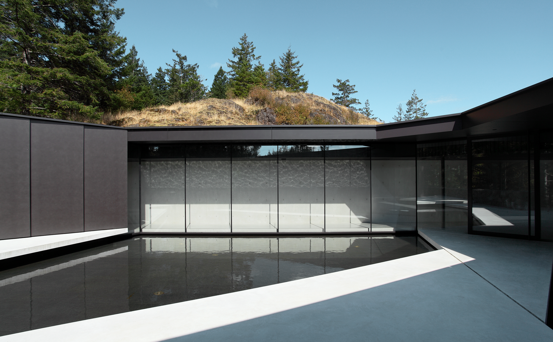 10_PA_TulaHouse_courtyard.png