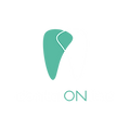 Denta Online logotipas žalias ir permatomas dantys su užrašu