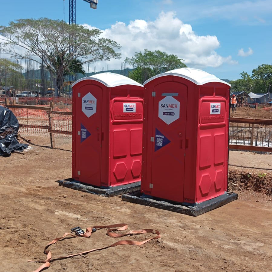 Baños portátiles rojos SanMex en Nayarit