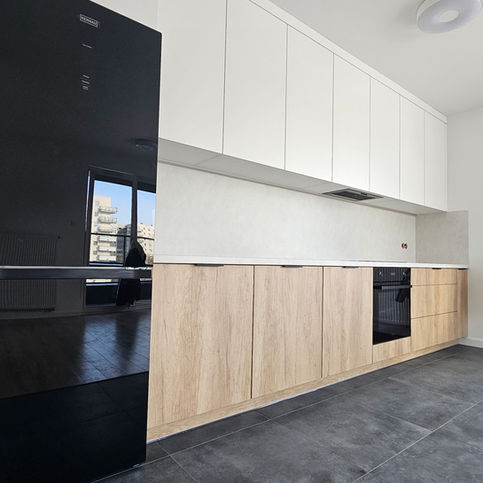 Kuchnia skandynawska na wymiar z jasnymi frontami i drewnianymi elementami