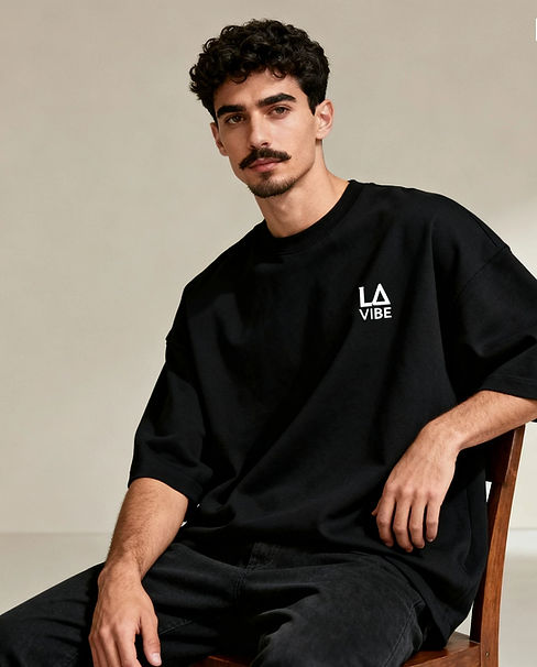 Man wearing a black oversized t-shirt in streetwear fashion.