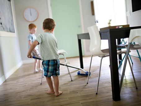 Bukan Cuma Bikin Rumah Rapi, Ini 5 Manfaat Aja Anak-Anak Beberes Rumah