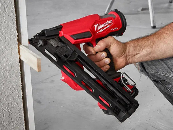 Прев'ю: Акумуляторний цвяхозабивний пістолет M18 FN15GA-0X Milwaukee 4933478091