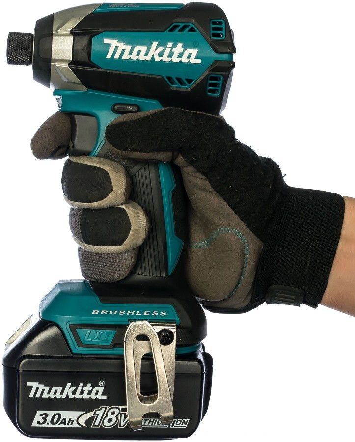Прев'ю: Акумуляторний ударний гвинтокрут  Makita DTD153Z у руці людини