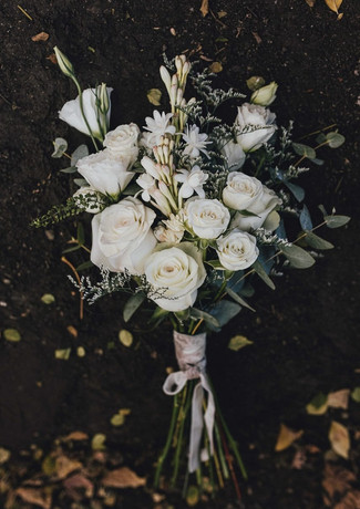 Ramo Rosas, mini rosas y lisianthus blancos