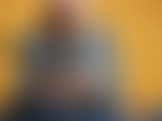 une-podcasteuse-devant-micro