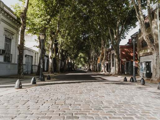 Imagem de uma rua de bairro com calçamento de pedra, num bairro antigo da cidade