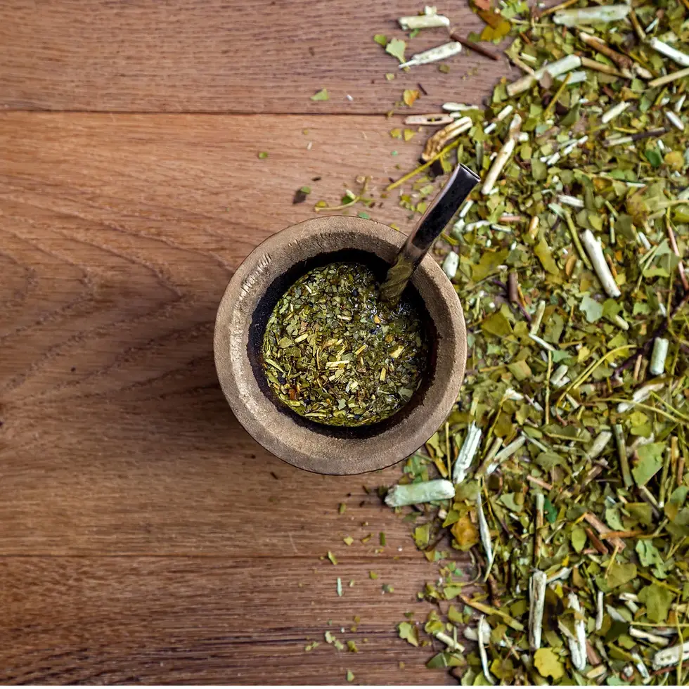 Mate in ciotola di legno, foglie sparse