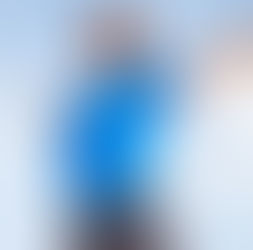 Uomo saltando in aria pieno di energia