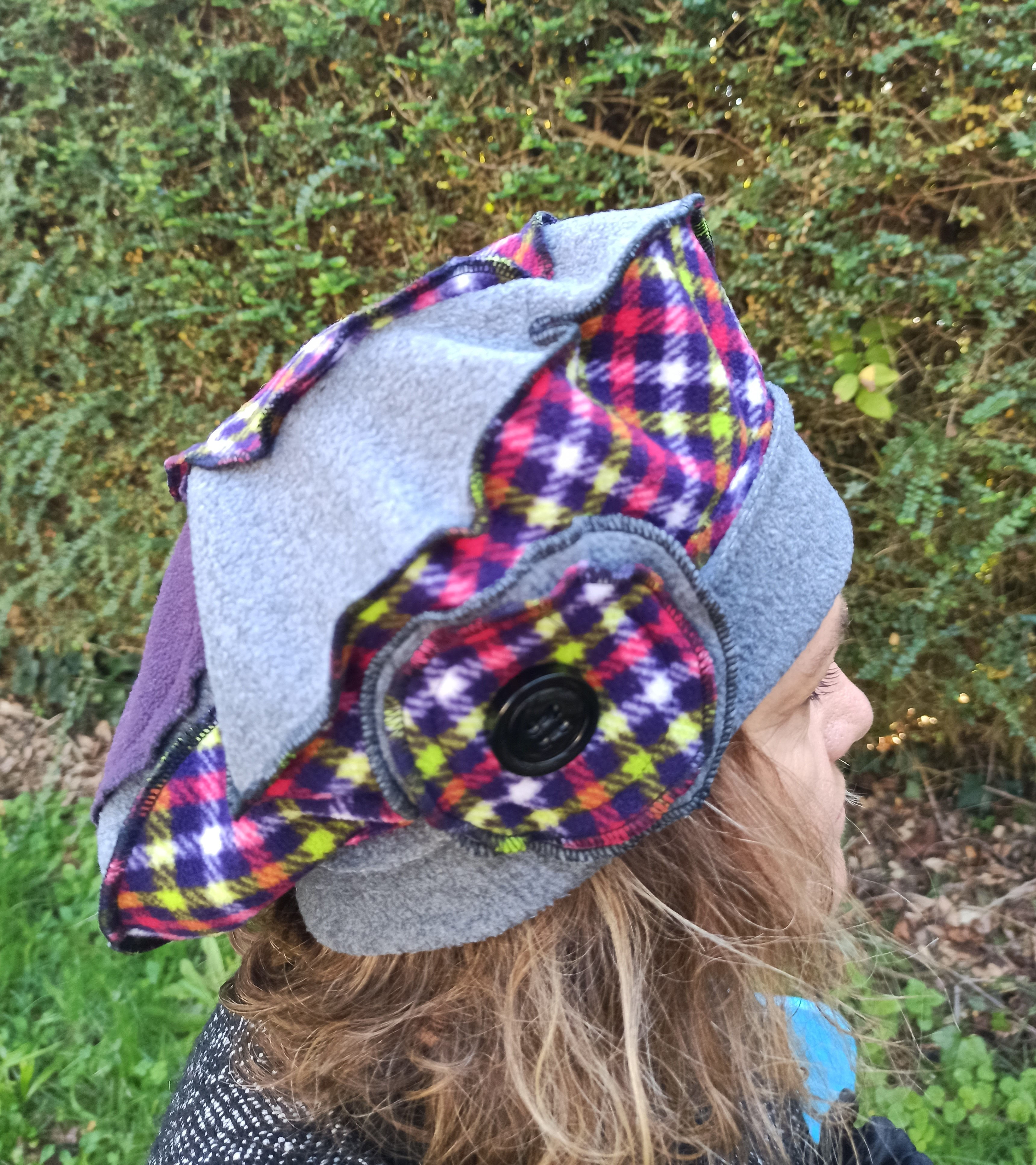 Béret en polaire. gris et carreaux multicolore.
