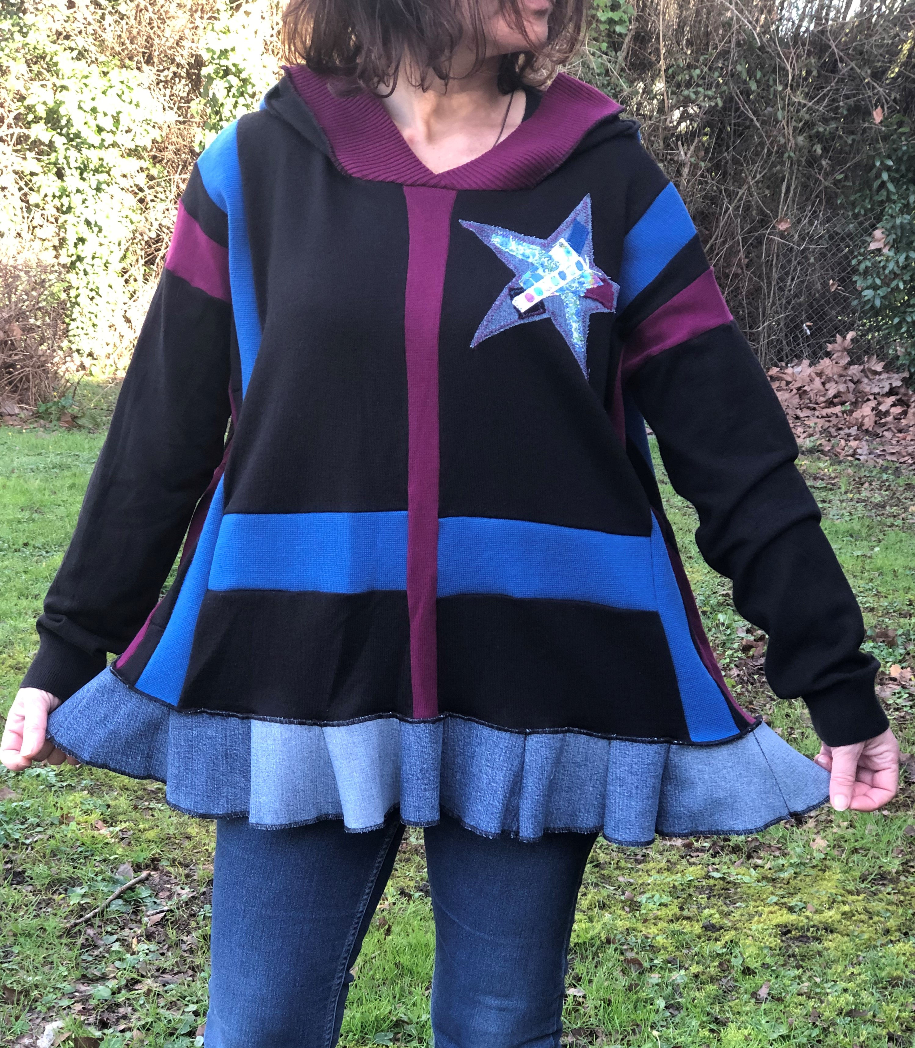 Pull oversize noir, violet, bleu. Grande capuche patchwork. Etoile. Upcycling