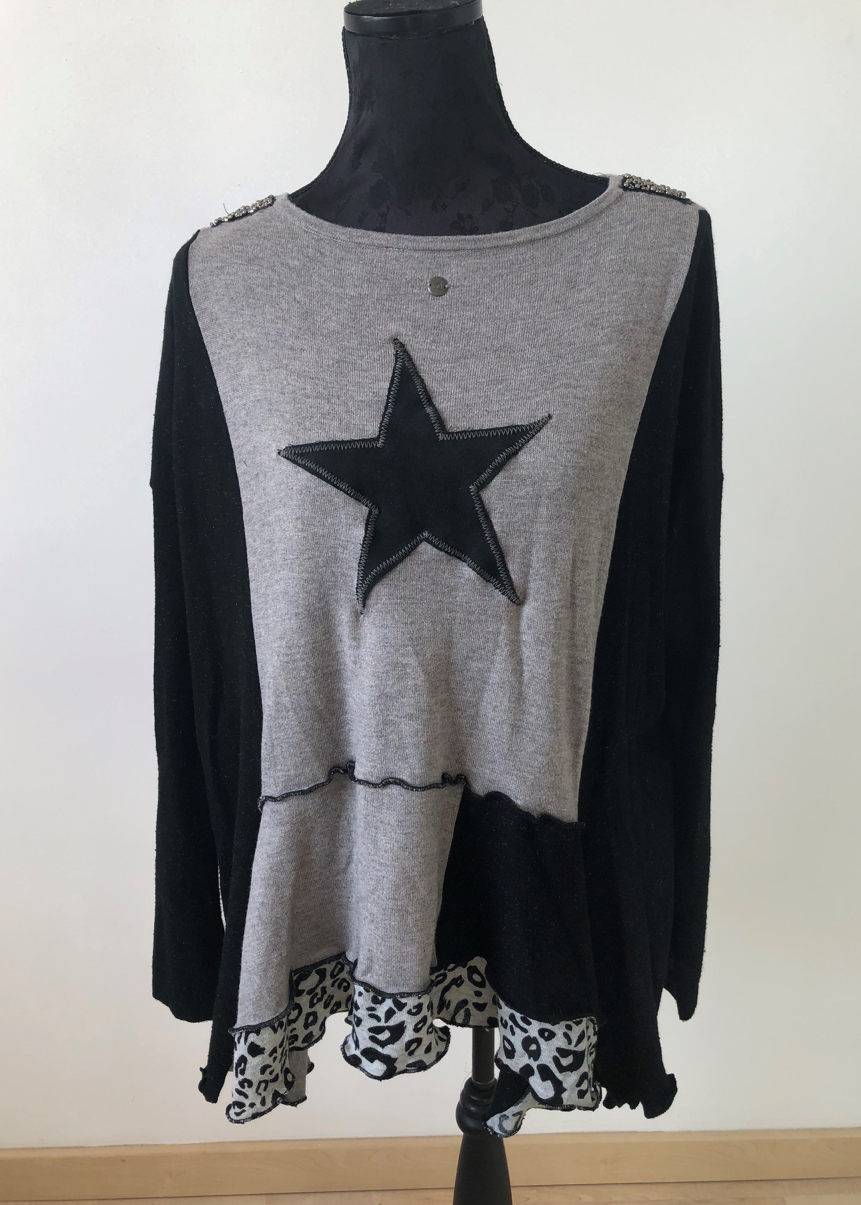 Pull taille unique noir pailleté argent et gris. Col dos perles argentées. Etoil