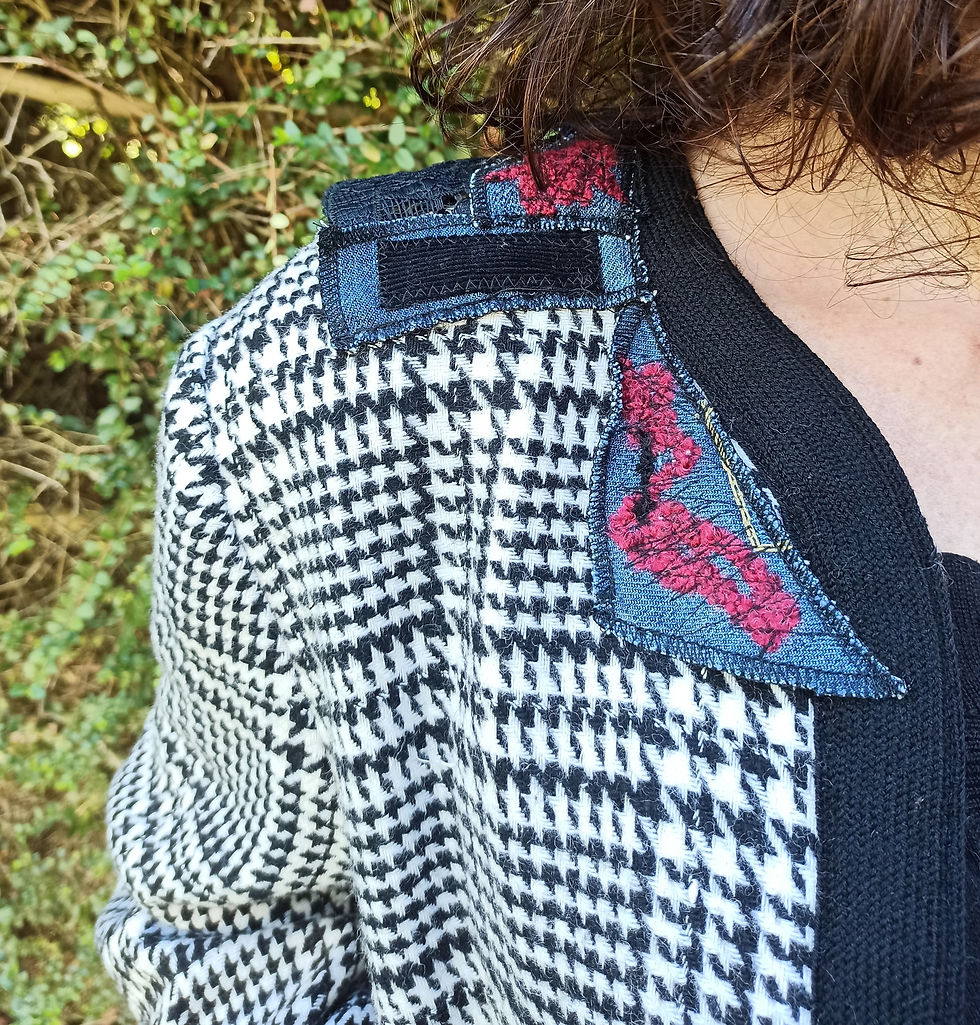 Miniature : T42. Veste pieds de poule. Col dentelle noire. Poches jean's. Noir et bordeaux.