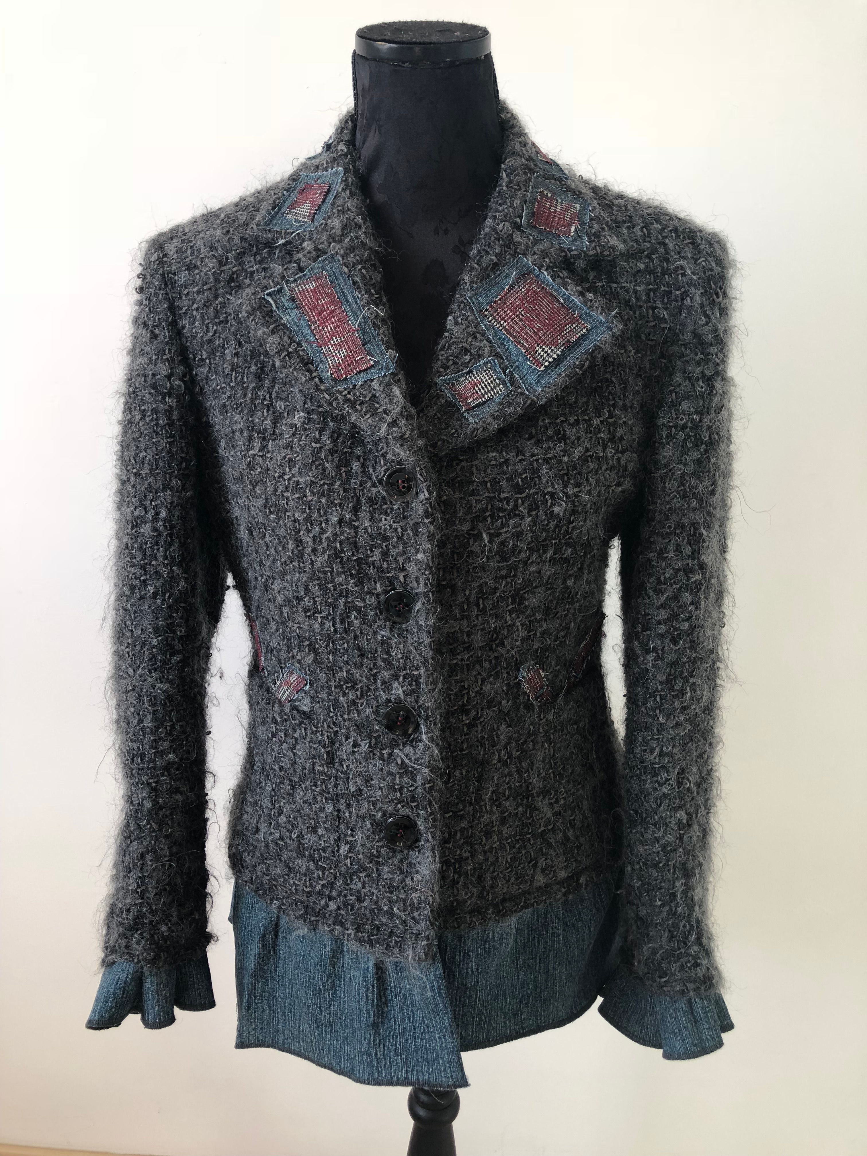 Veste gris moucheté et jean. Laine et mohair. Laçage dos.