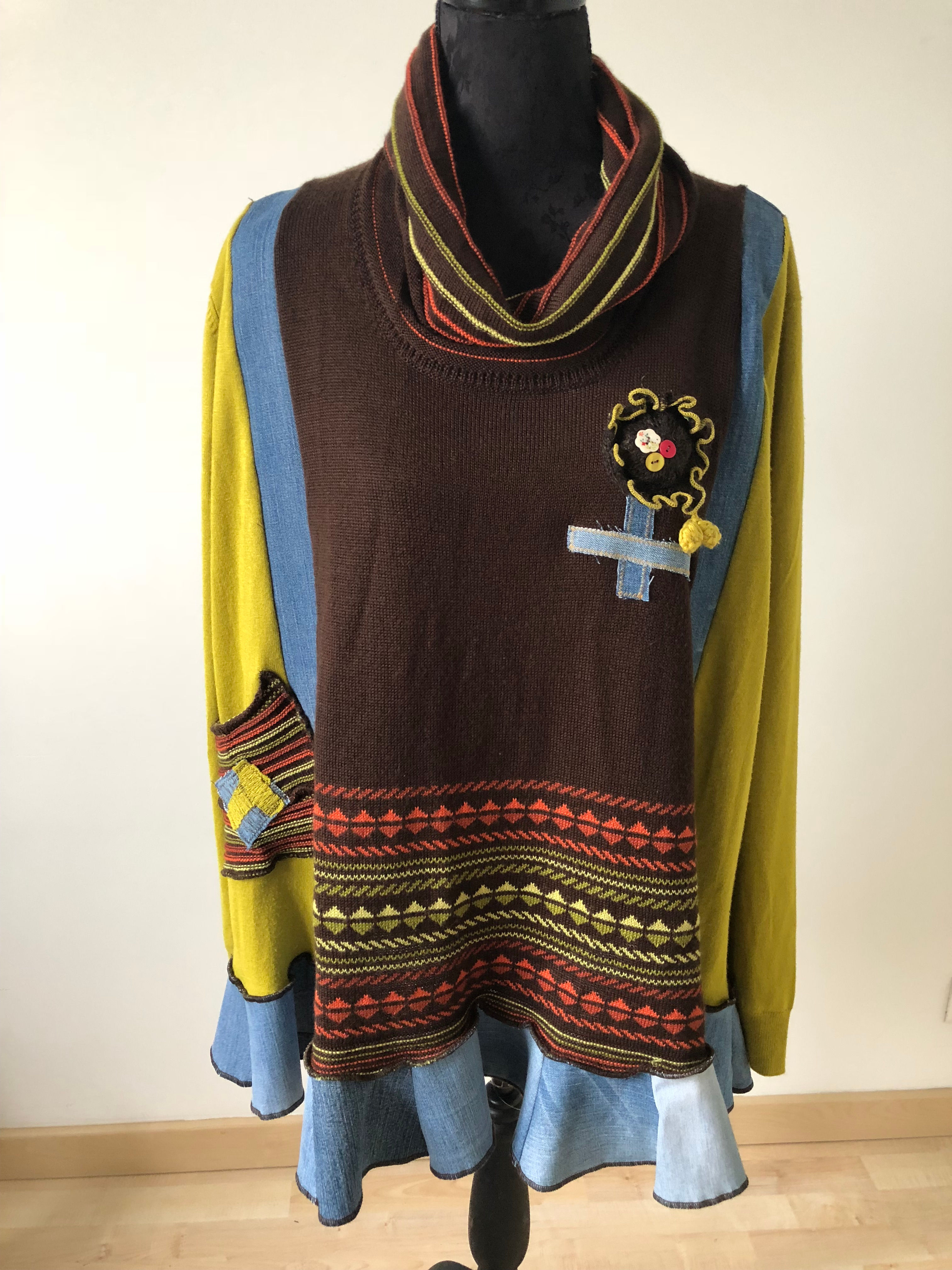 Pull oversize marron, vert, orange et jean. Fleur. Refashionned