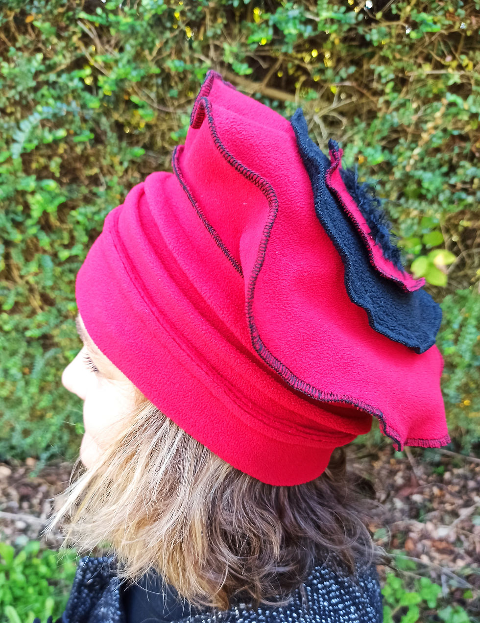 Miniature : Chapeau en polaire rouge et noir.