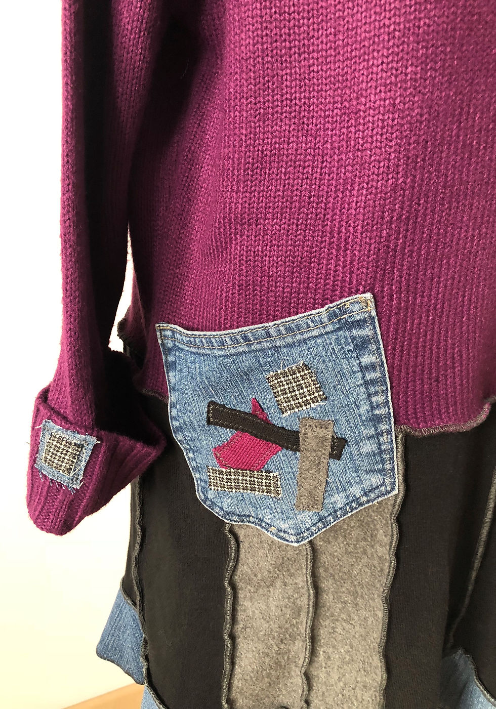 Miniature : Robe violette, noire et grise. Poches jean. Col roulé.