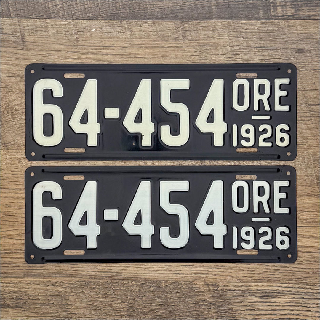 A restored pair of Oregon 1926 license plates.