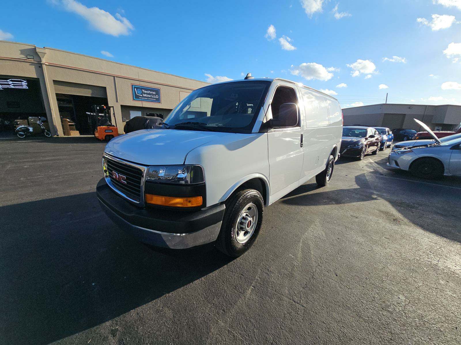 2023 GMC Savana Cargo Work Van's photo