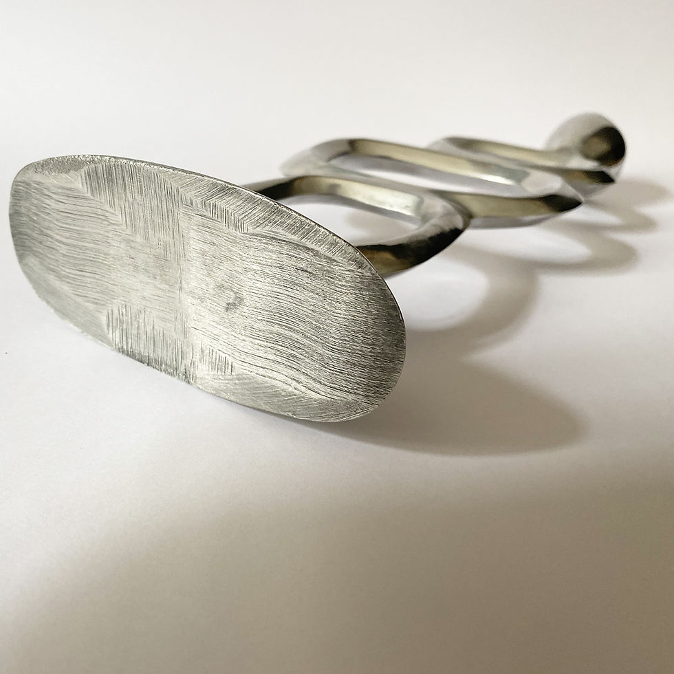 Miniature : Bougeoir asymétrique par Matthew Hilton.