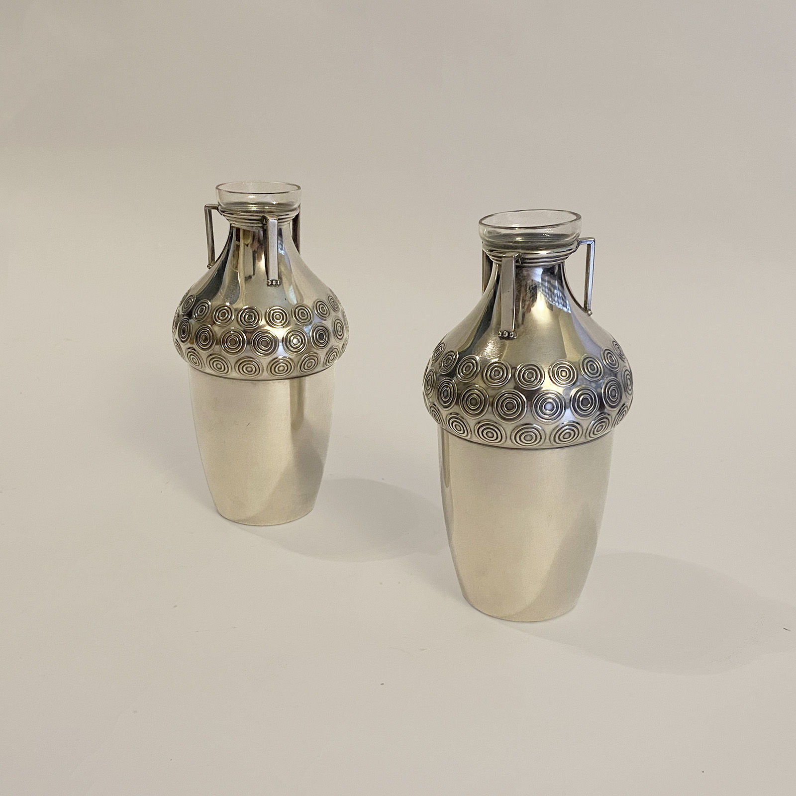 Paire de vases amphore art déco WMF en métal argenté, des années 20.