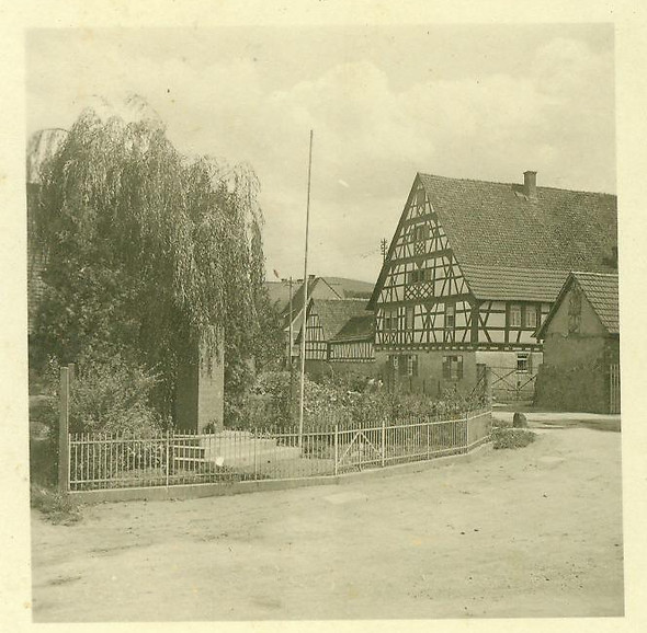 Altes Kriegerdenkmal Reisen.jpg