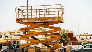 Scissor-Lifts-in-Industrial-and-Construction-Environments