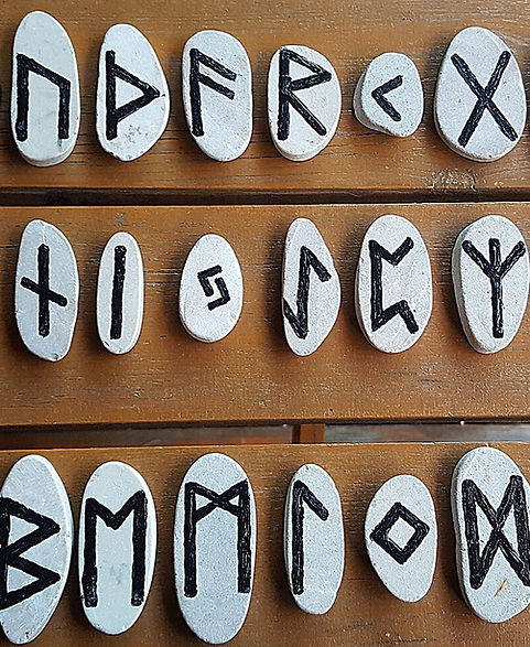 01_Runes_of_the_Elder_Futhark_painted_on_little_stones_-_Runen_des_älteren_Futhark_auf_kle