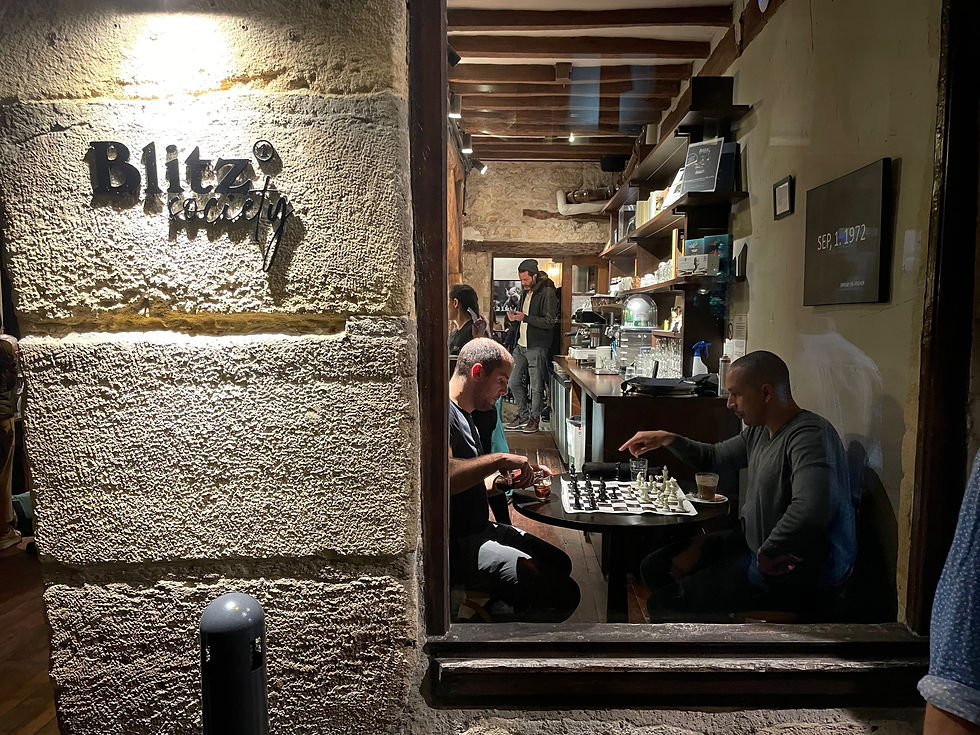 blitz-society-blitz1-deux-hommes-jouent-aux-echecs-vitrine-bar