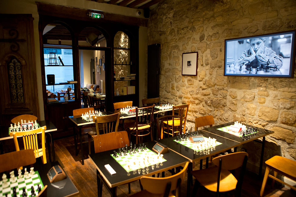 salle du Blitz Society à Saint-Germain-des-Près; tables avec jeux d'echecs