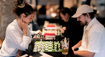 Joeurs d'echecs au Blitz Society