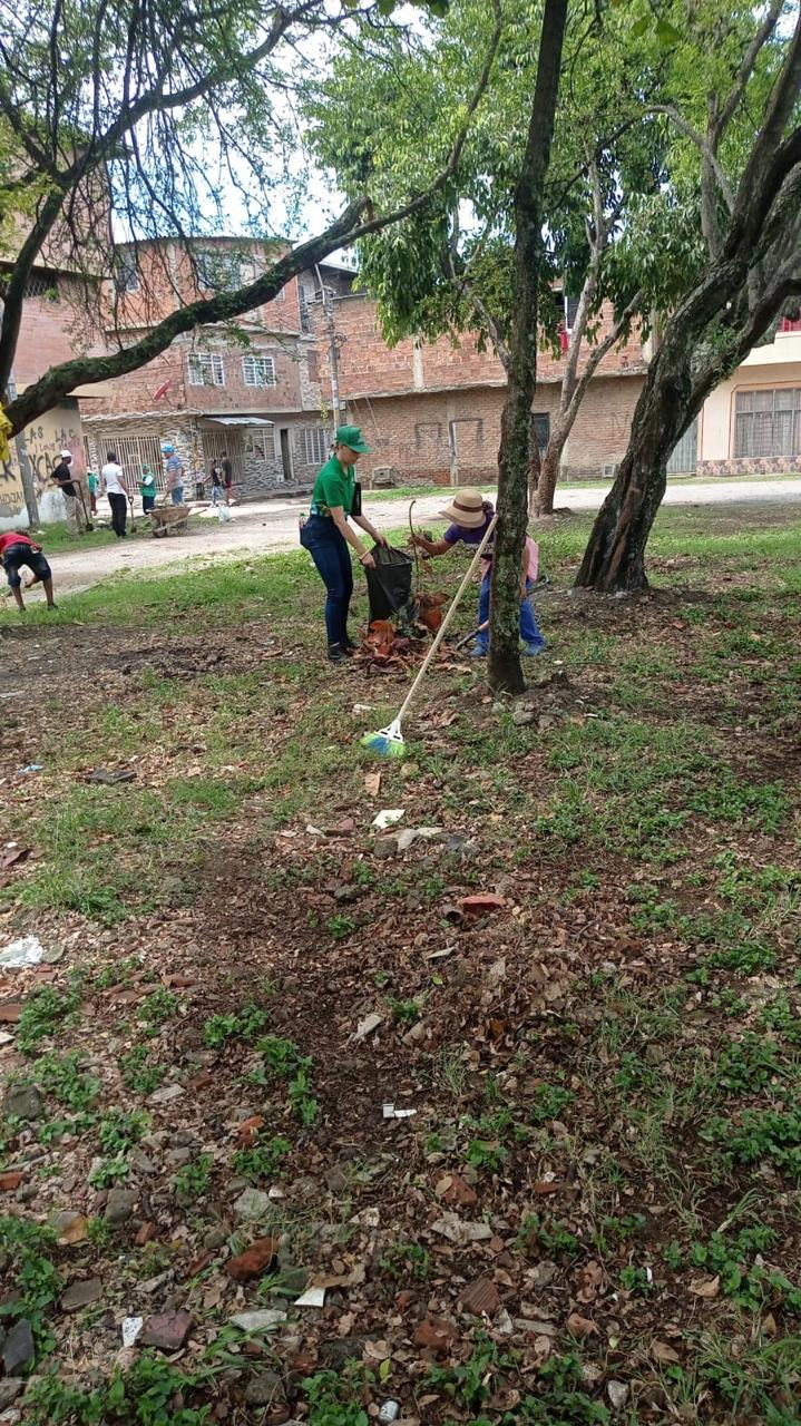 Jornada de limpieza comunitaria en el barrio Manuela Beltrán - As Buen Futuro