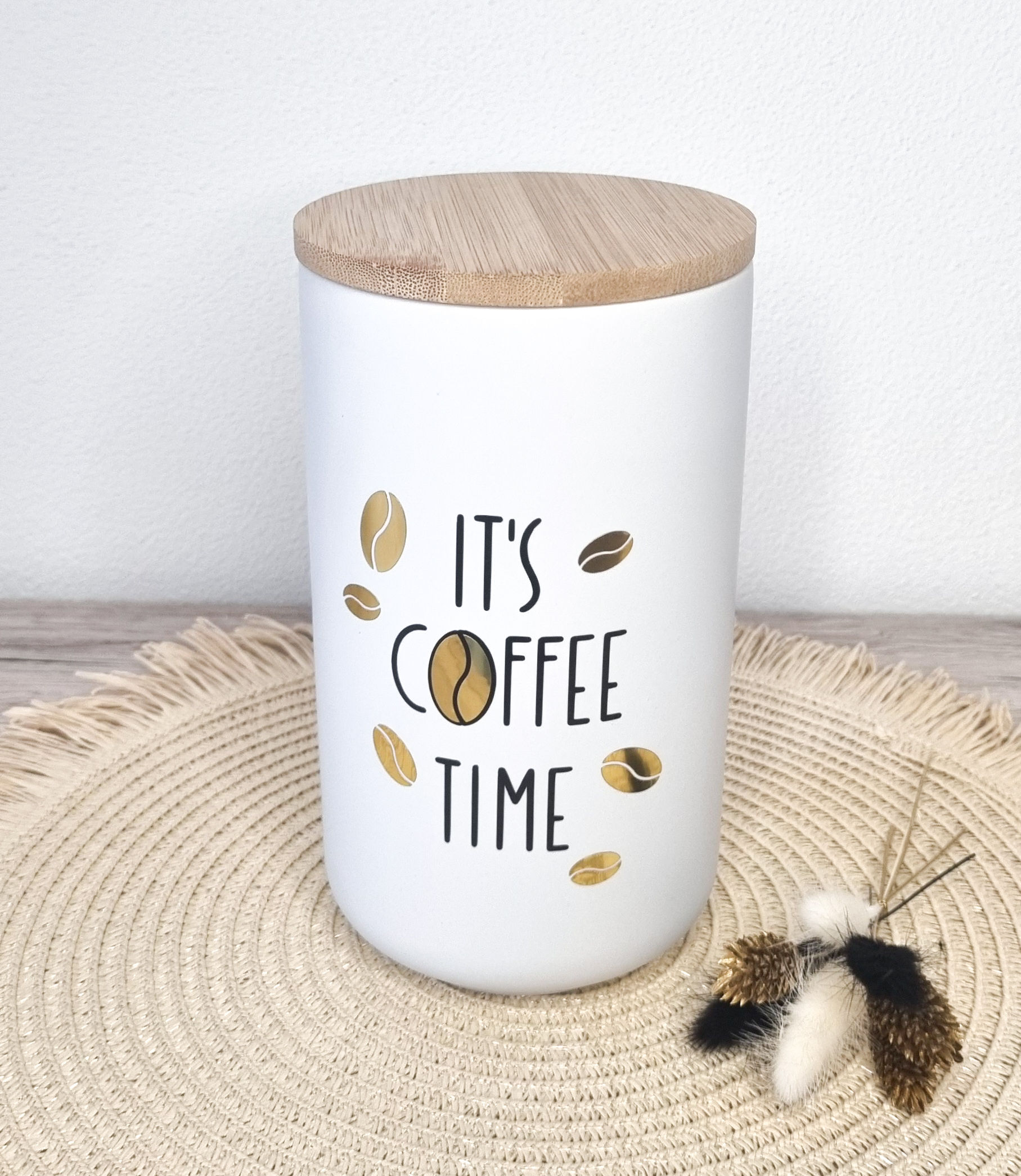 Dekorative Kaffeedose 'It's coffee time' als stilvolles Accessoire auf der Küchenarbeitsfläche