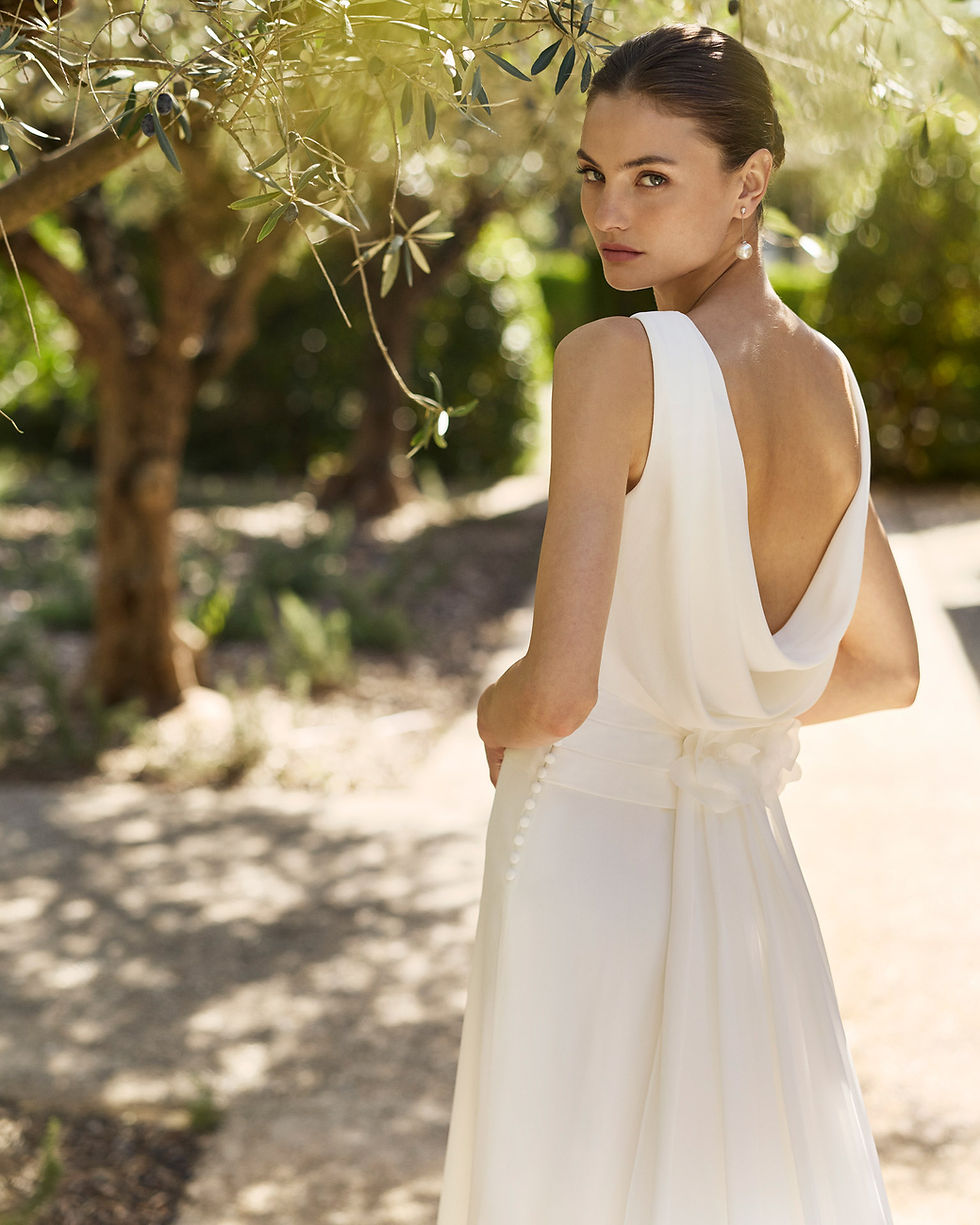 MAVIS_ALMA_NOVIA_BACK
