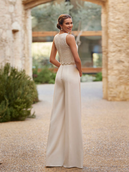 Doha Rosa Clara Boheme - Minimalistischer, schulterfreier Jumpsuit für die Braut aus Kreppstoff mit weitem Hosenbein. Wahlweise mit Top aus Guipure. Perfektes Hochzeits-Outfit für die Braut, die sich in einer Hose am wohlsten fühlt. Idealer Look für eine Hochzeit im Boho-Stil