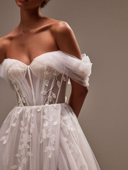 Realita Milla Nova - Romantische A-Linie aus Tüll mit Blätter-Spitze und schulterfreiem Herz-Ausschnitt, mit Plissee-Details, semi-transparenter Korsage, mit off-shoulder-Trägern & einem Beinschlitz . Perfektes A-Linien-Brautkleid für trendbewusste Bräute 