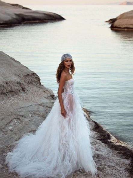 Romantisches Brautkleid Milla Nova Zoraida - schulterfreies Brautkleid mit Tüll-Rüschen und Glitzer für die Braut, die einen luxuriösen Stil liebt. A-Linie mit Rüschenrock und strassbesetzten Applikationen. Ideal für elegante Hochzeitsfeiern