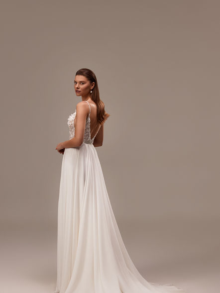 Romantisches Brautkleid Samara Milla Nova - Fließendes A-Linien-Kleid mit cutouts und 3D-Blumen . Tiefer Rückenausschnitt und Schleppe. Ideales Hochzeitskleid für Bräute, die Trends lieben