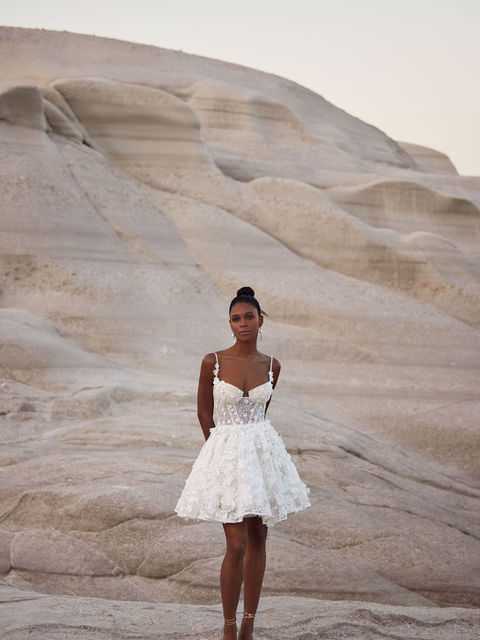 Nemeida Milla Nova - kurzes Brautkleid aus Blumen-Spitze mit viel Glitzer, mit 3D-Blumen und Korsett-Schnürung. Das perfekte Party-Brautkleid als second Look für die Trend-bewusste Braut 2025