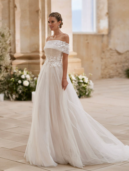 Hidaya Alma Novia - Zweiteilige A-Linie aus fließendem Tüll mit Spitze und Glitzertüll-Lage. Trägerfreies, wandelbares Hochzeitskleid mit geradem Ausschnitt, mit abnehmbarem Tüll-kragen im Carmen-Ausschnitt. Ideal für eine romantische Hochzeit im Freien oder eine kirchliche Trauung. Perfekt für die moderne Braut, die ein verspieltes Brautkleid in Köln und Umgebung sucht