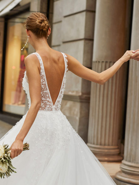 Fian Luna Novias - Romantische A-Linie aus fließendem Tüll und 3D-Blumen mit tiefem V-Ausschnitt und offenen V-Rückenausschnitt. Ein verspieltes Hochzeitskleid im floralen Stil.