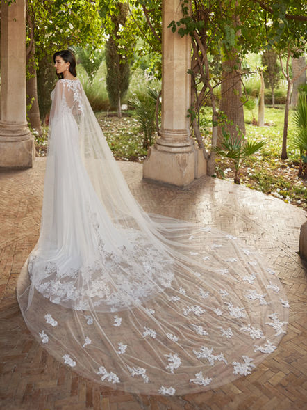 Alexa Adriana Alier - Fit-and-Flare-Brautkleid aus Kreppstoff und Spitze mit V-Ausschnitt, mit tiefem V-Rückenausschnitt
und mit einer mit Spitze verzierten Schleppe. Ein schlichtes, figurbetontes Brautkleid mit verspielten Details für die moderne Braut