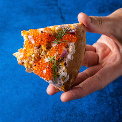 ŠALTA UŽKANDINĖ PICA SU TUNU, VIRTAIS KIAUŠINIAIS IR IKRAIS