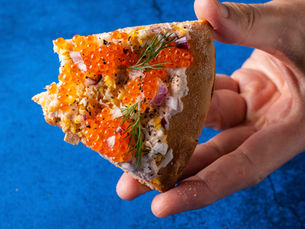 ŠALTA UŽKANDINĖ PICA SU TUNU, VIRTAIS KIAUŠINIAIS IR IKRAIS