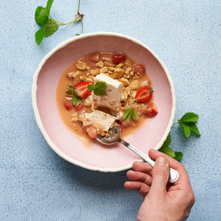 Braškių ir „Prosecco Beurre Blanc" su ledais ir sausainiais (Receptas)