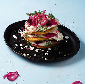 Bulvinių blynų sluoksniuotis su burokėliais ir silke (Receptas)